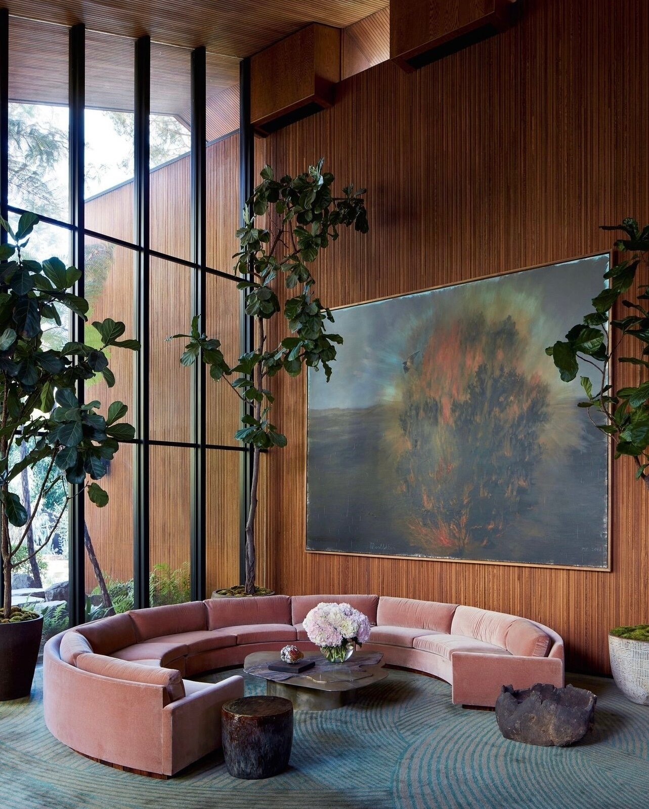 This home has me in awe. So many incredible elements, especially that amazing pink velvet sofa. (Design by @studioshamshiri Styled by @michaelreynoldsnyc Photography by @stephenkentjohnson) #ALTforLiving #OurClientsWork⁠
.⁠
.⁠
.⁠
.⁠
.⁠
.⁠
#ALTInterio