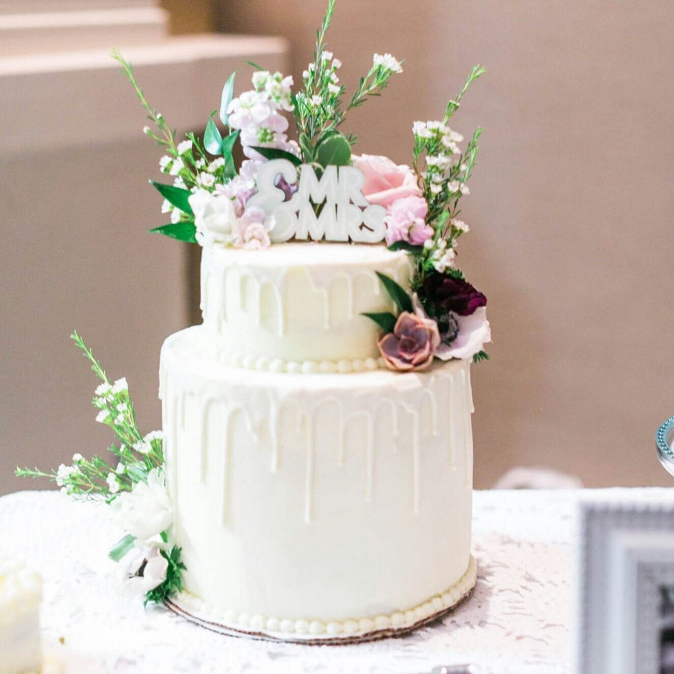 Is it just me or do cakes look even more appetizing with fresh flowers on it?!?
.
.
.
 #dfwflorist #dfwweddings #dfwbride #dallasbride #fortworthbride #fortworthwedding #weddingcake