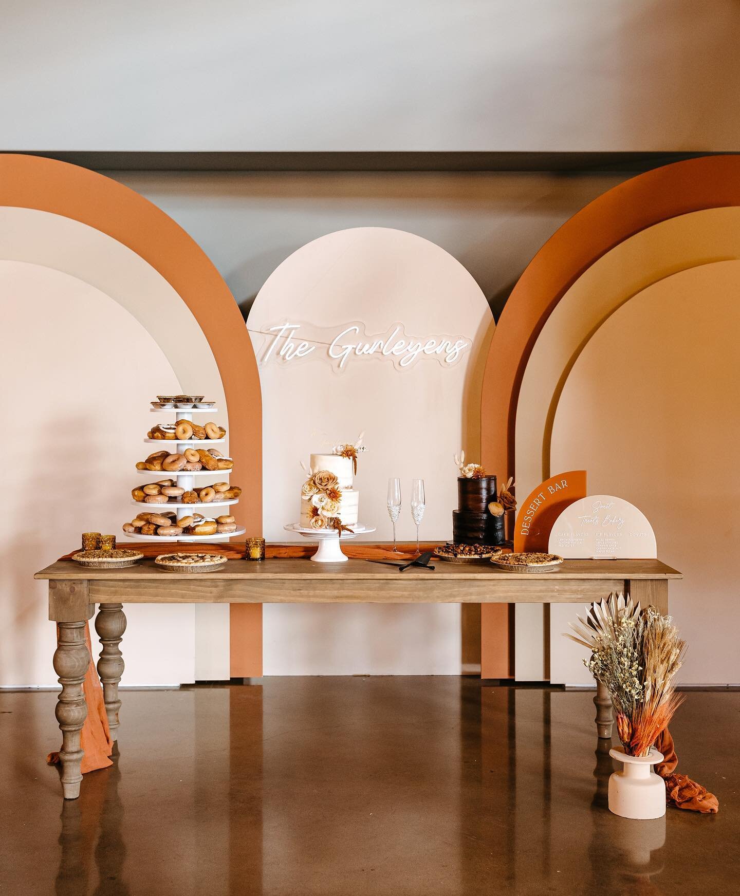 The terracotta cake table backdrop of our dreams 🤩🧡

✨Items rented: Nikkel arches + Fleharty arch