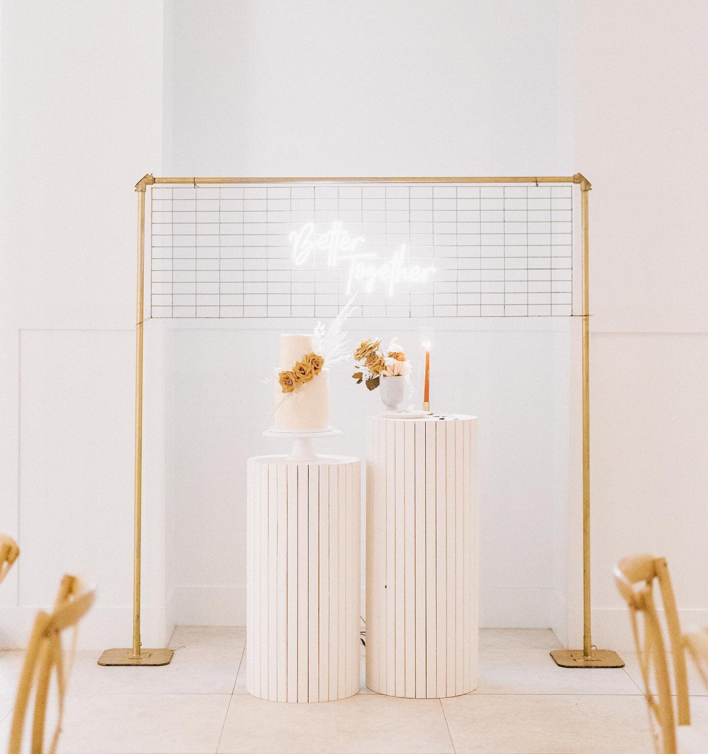 We&rsquo;ll never get tired of seeing all the different ways our columns can be styled 🤍 

✨Items rented: cream cake columns