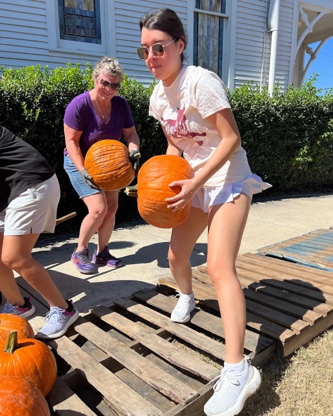 🎃 We had a great time helping set up the San Marcos Pumpkin Patch at our partner church @firstumc_sanmarcos. Check it out next to the little HEB!

#txst #smtx #servesanmarcos #BlessEmUpCats #BeUMC