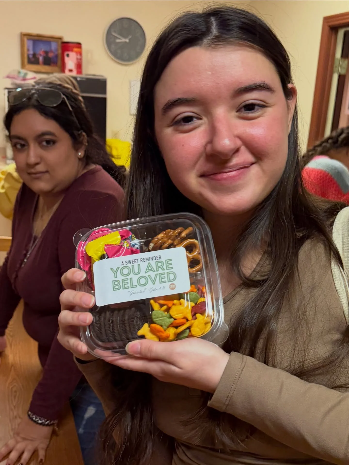 We made Valentine snacks and homemade cards for our neighbors experiencing homelessness at our ministry partner @southsidecenter. God loves everyone! 

#txst #txstnext #BlessEmUpCats #CollegeMinistry