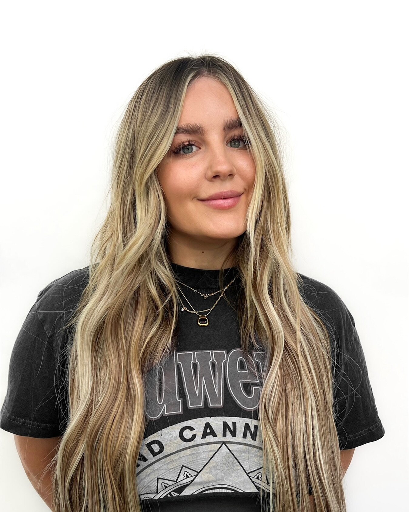 we don&rsquo;t know about you, but we&rsquo;re asking santa for extensions this christmas. 

our babe @rachelmurariu wearing @covetandmane&rsquo;s 22&rdquo;s done by @hair_by_clare_ + @sonjaa.hair. 

extensions are one of our favorite ways to help yo