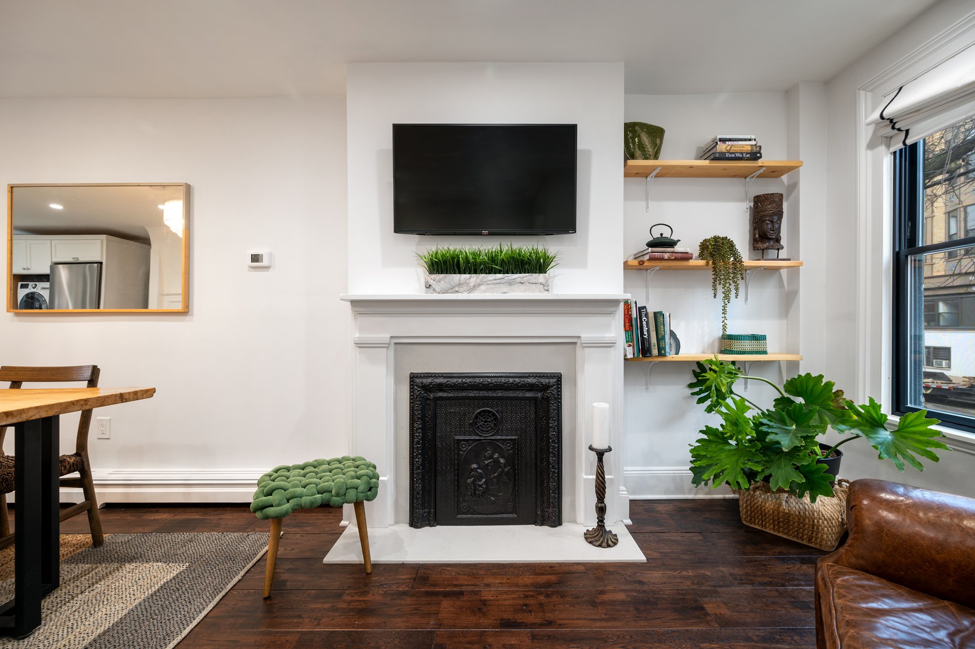 165 Coles - Living Room 2a.jpg