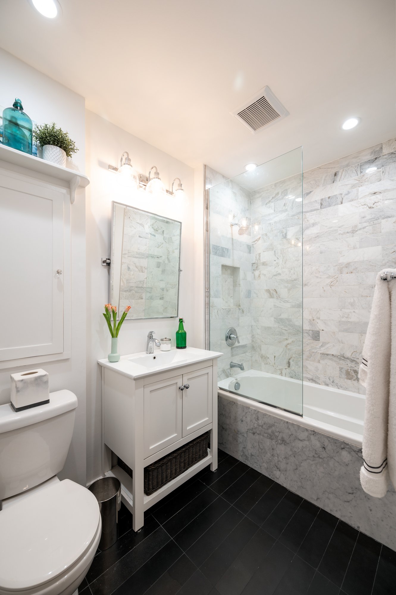 165 Coles - Bathroom - 2nd Fl.jpg