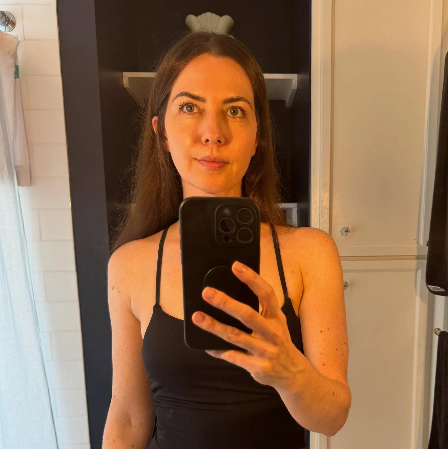 What I do and don&rsquo;t do as a 43 year old holistic esthetician!

Do-
⭐️Skin care routine that focuses on hydration.
⭐️Gua Sha
⭐️Facial Cupping
⭐️Prioritize Sleep
⭐️Face Taping 
⭐️Very Light Exfoliation 
⭐️Sunscreen 

Don&rsquo;t Do-
Botox
Filler
