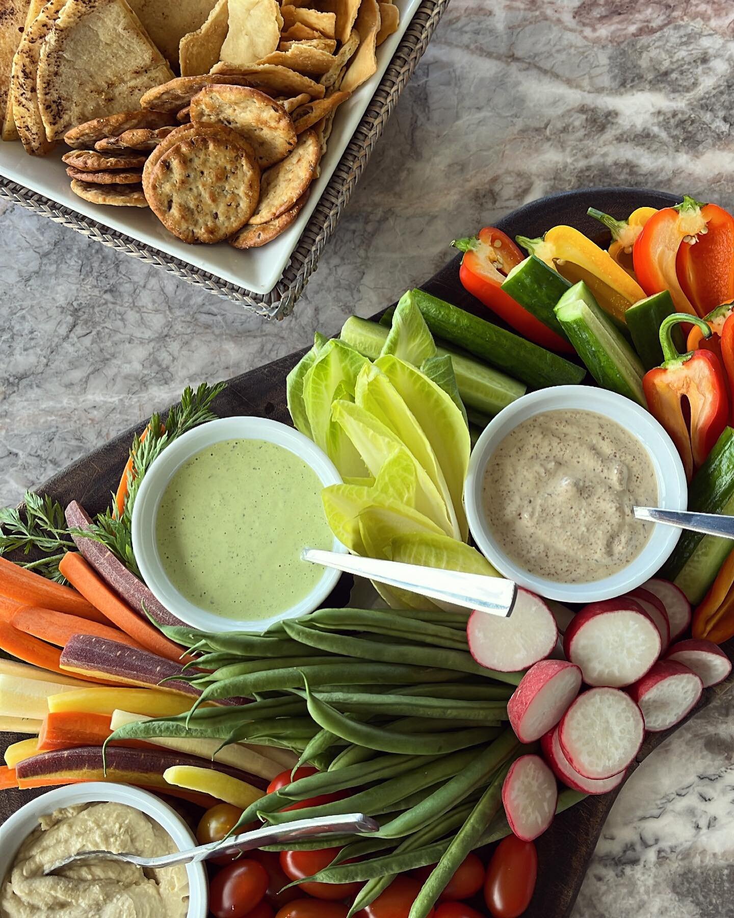 starter of the day: crudit&eacute;s and crackers 
#crudit&eacute;s #customboards #boardinthehouse #health