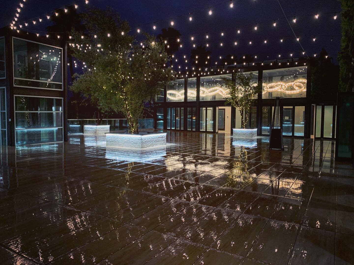 Hadn&rsquo;t spent a rainy night here yet, thou as a native Southern Californian I was Freezing, it was so sexy and beautiful ... #rainynight #laeventspace #larooftop #laweddingvenue  #outdoorlosangelesvenues