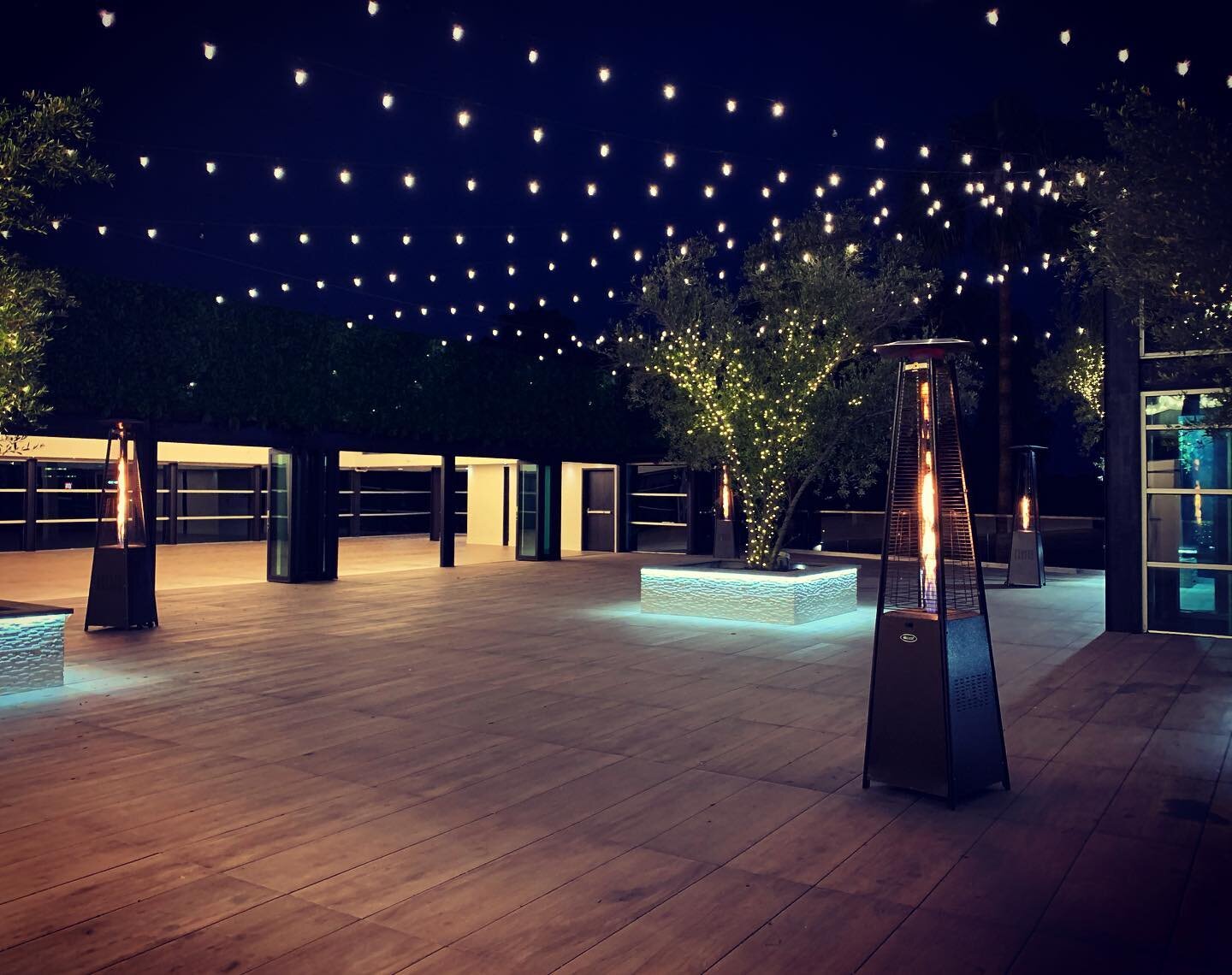 Even thou 2020 is an insane year to soft launch... we are hopeful and find great excitement it hosting lovely celebrations at some point in 2021, and Photo + film shoots now.... @palmsophiarooftop Culver City is a breathtaking New indoor/outdoor venu