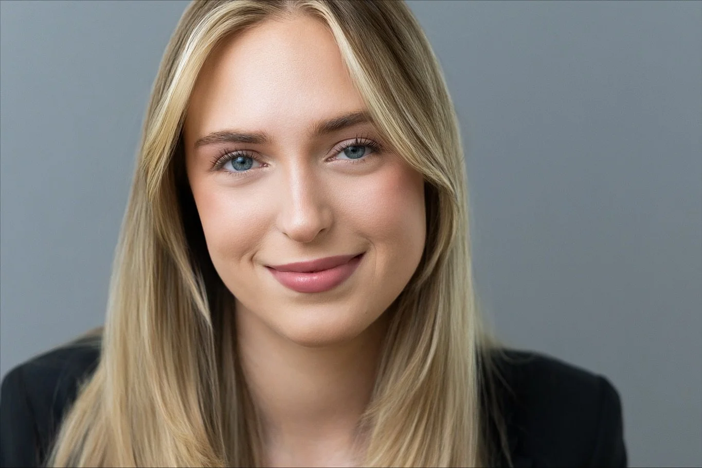 Want to land internships &amp; jobs? Start with your headshot.
College students&mdash;yes, you do need professional headshots! Even as an undergrad, you&rsquo;re already building your network and setting the stage for future opportunities. A polished