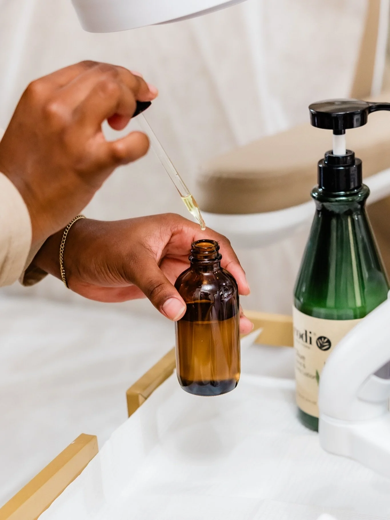 Remember that time I did a branding session for @futhealthspa and never posted the photos? Me too. Story of my life! 🤦🏻&zwj;♀️
But I loved this session and these are great people! It was so fun to capture not only the team, but also the setting and