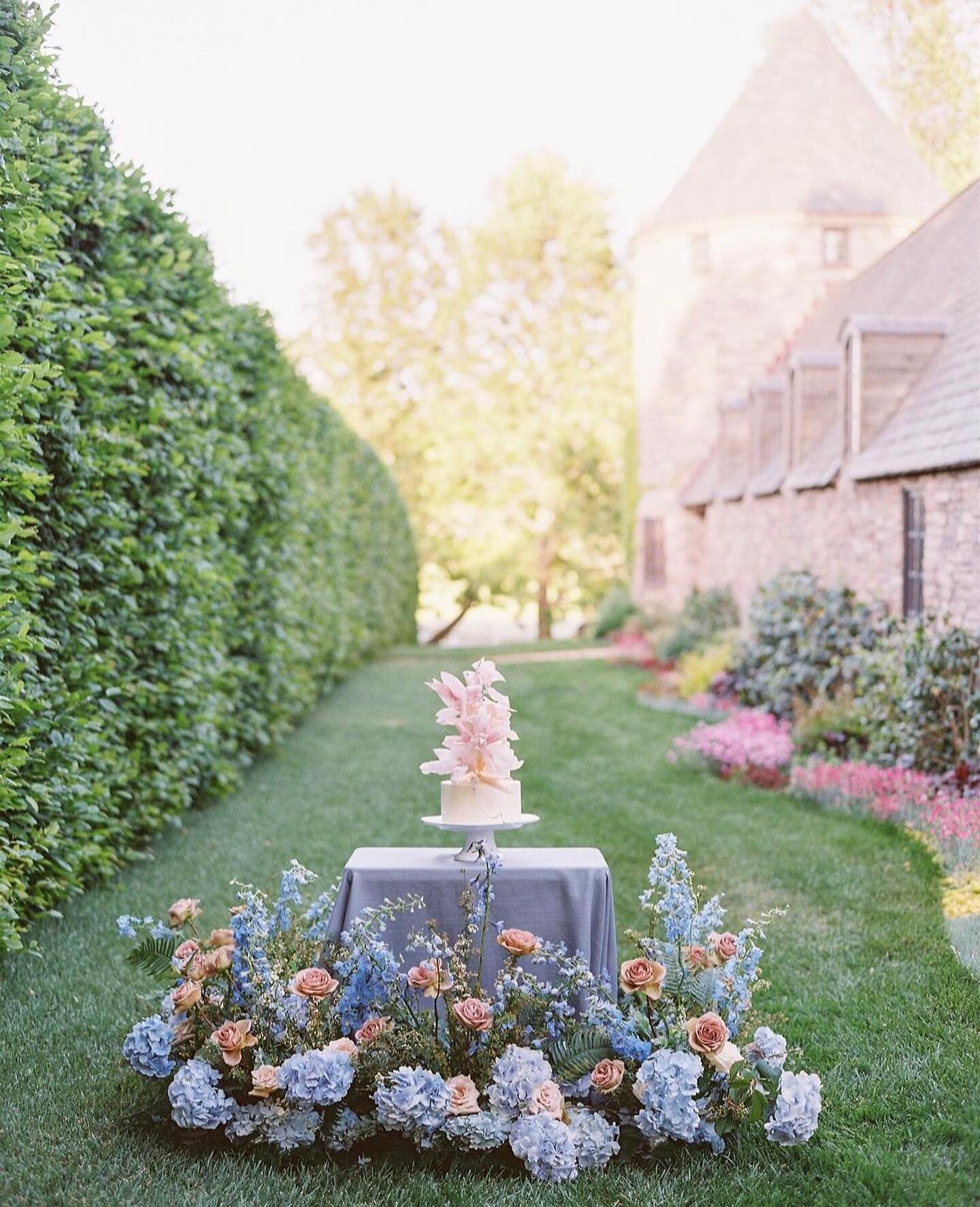 The cake table can be both subtle and a full glorious moment. It can add to, take away or just be a non-factor at your wedding.  So, what&rsquo;s our opinion?

If the cake is in the space it&rsquo;s part of  the decor. 

#cake #weddingcake