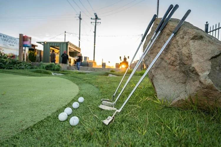 photo_gold-bar-golf.webp