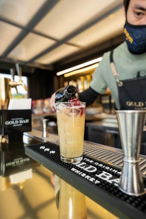 photo_gold-bar-tender03.webp
