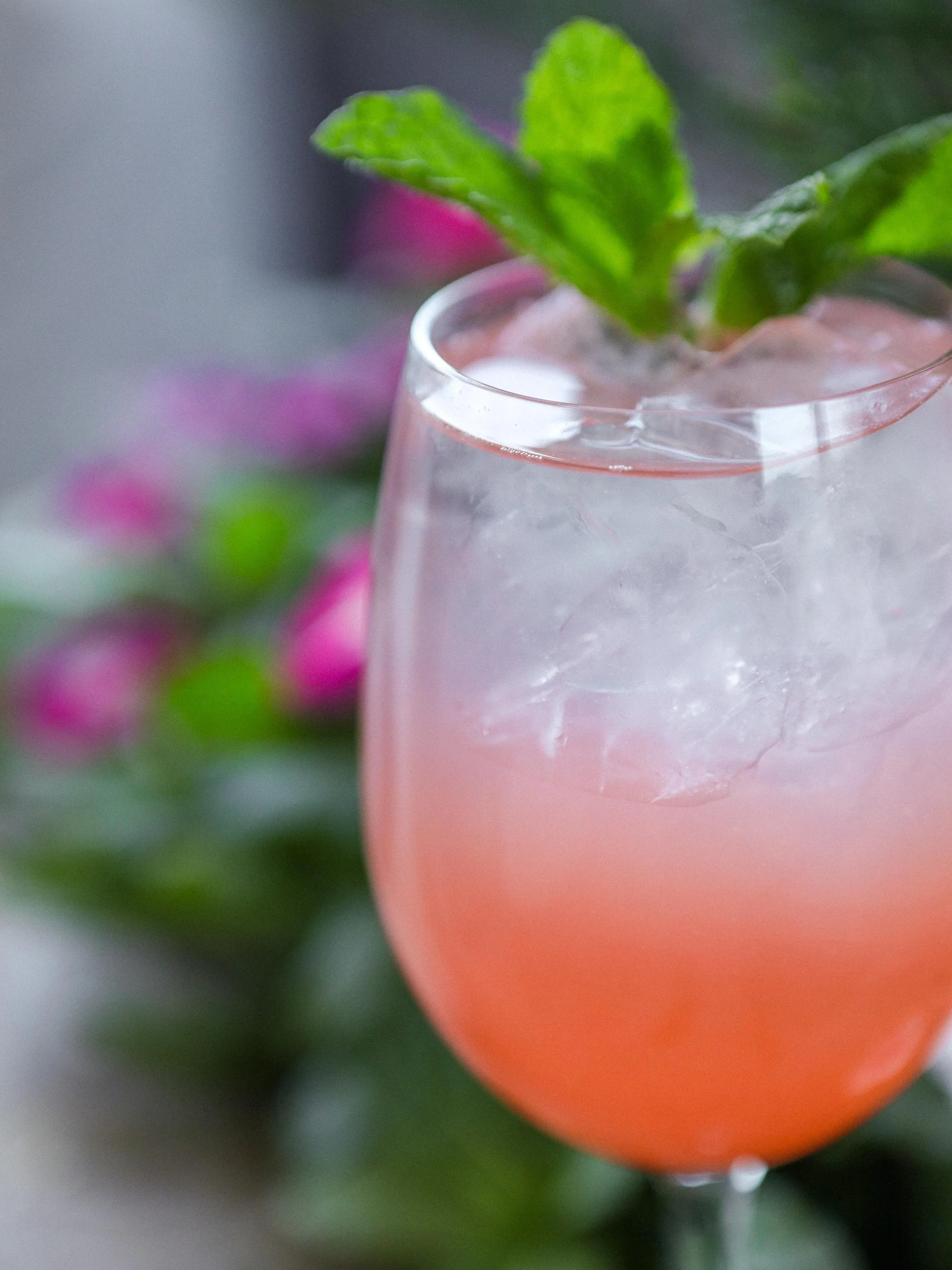 Cello #2 🍓🍋

House-infused Citrus Vodka, Limoncello, Strawberry Simple.

Summertime in a glass 🌞