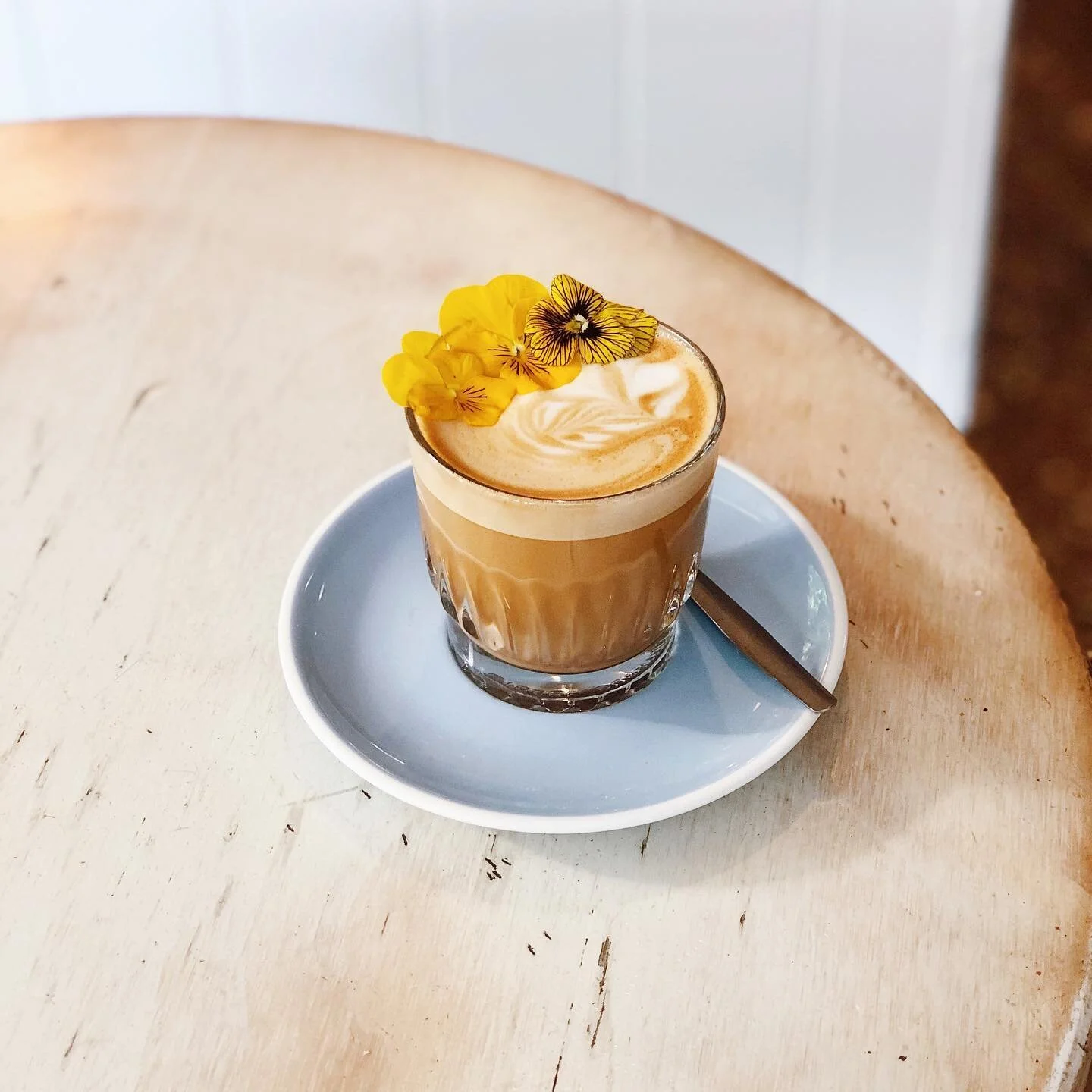Hump day vibes 🙌🏼 

📸 @itsjaclee 
&mdash;&mdash;&mdash;
#latte #tumericlatte #goldenmilk #ginger #cardamon #nutmeg #panela