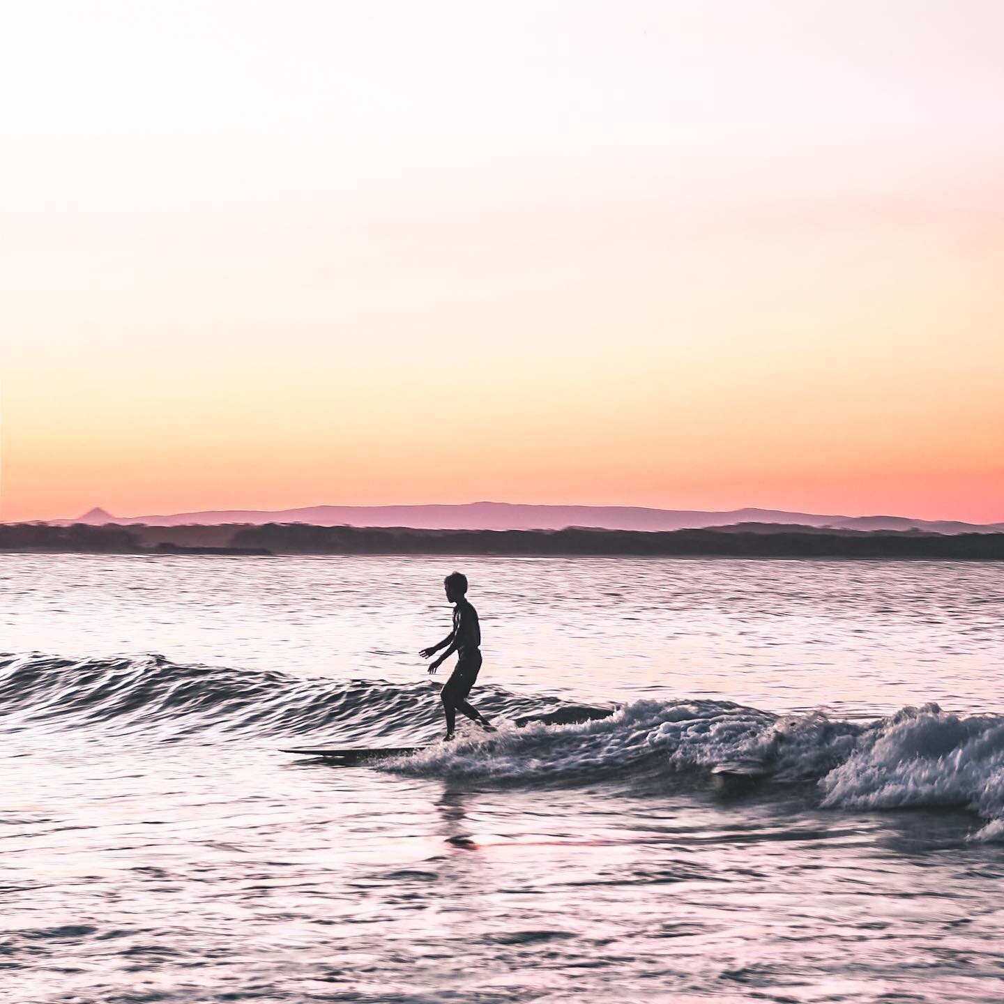 Sliding in to &lsquo;Oyster Hour&rsquo; tomorrow from 5pm. $1 oysters, accompanied with drinks and live music from @theelsoms_music 🦪
&mdash;&mdash;&mdash;
#noosa #firstpoint #funwaves #sliders #logging #mal #surf #waves #sunset