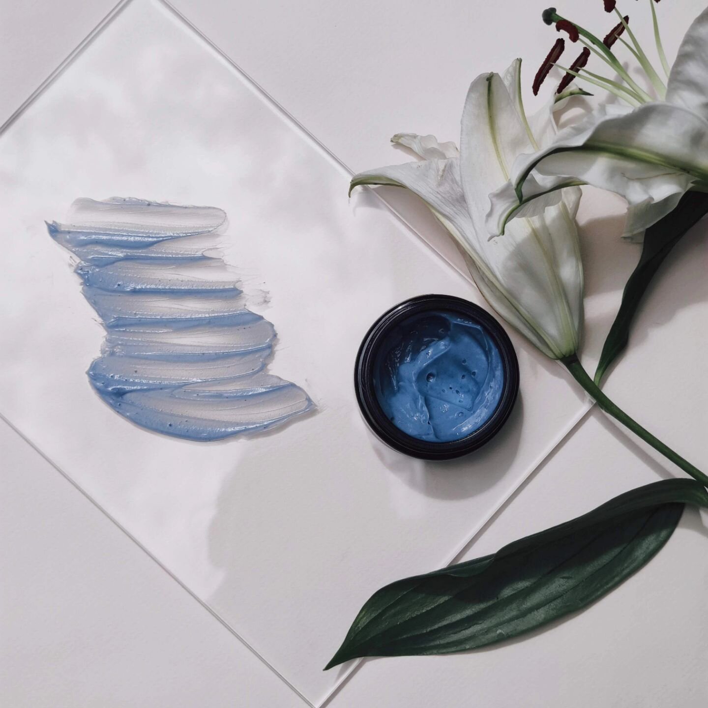 Infused with powerful ingredients like Shiitake and Reishi mushrooms, @lilfox.beauty Blue Legume Hydro-soothe mask promotes collagen production, reducing sagging and softening lines. Micro-algae and violet extract provide deep hydration, while aloe a