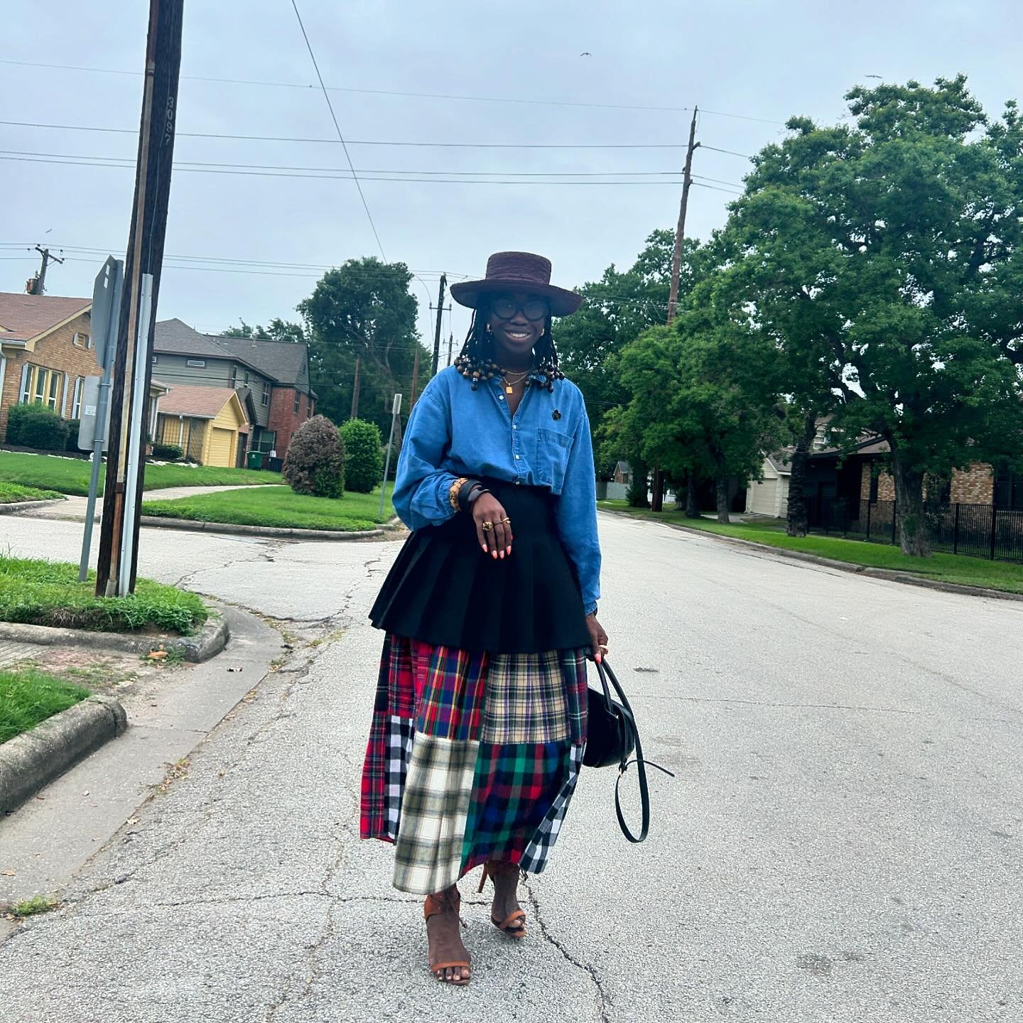 The older I get, the more I find joy in wearing whatever I want&hellip;

Hat: thrifted
Shirt: @gap (vintage)
Top skirt: @target @targetstyle 
Skirt: vintage
Shoes: @schutz (so old, that they are falling apart 😂)
Bag: @aniajeniseco 

#livelovely #chu