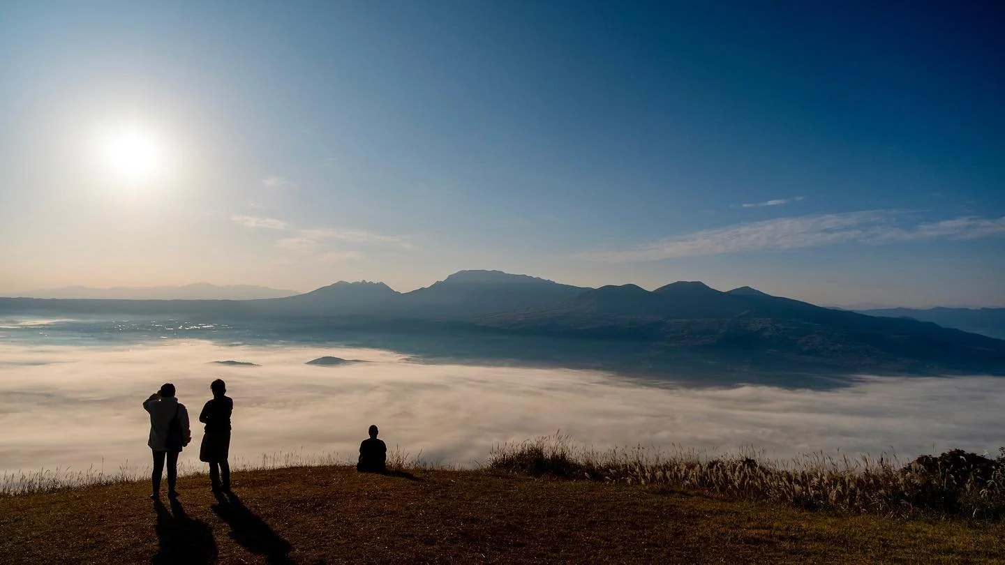 Aso .. sea of clouds early in the morning 

&hellip;
#asonationalpark #visitkumamoto #japantravel #traveljapan #阿蘇山
#阿蘇 #阿蘇写真部 #九州観光
#熊本観光 #阿蘇観光
#japanlandscape #mountaso #japantravelphoto #outdoorphotography #fujixseries #fujilovers #fujitravel #sea