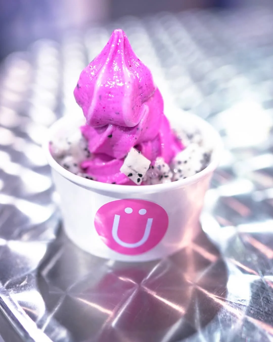Limited Edition: Dragonfruit Lemonade Frozen Yogurt with Dragonfruit 😍 .
.
.📍Yogen Fruz, Food Building
210 Princes' Blvd Toronto M6K 3C3
.📸 by @aliciahoney_