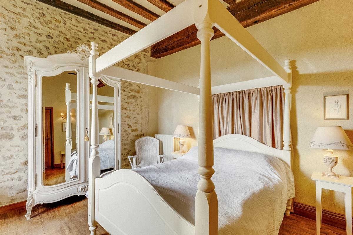 15aa Priory Cream Bedroom.jpg