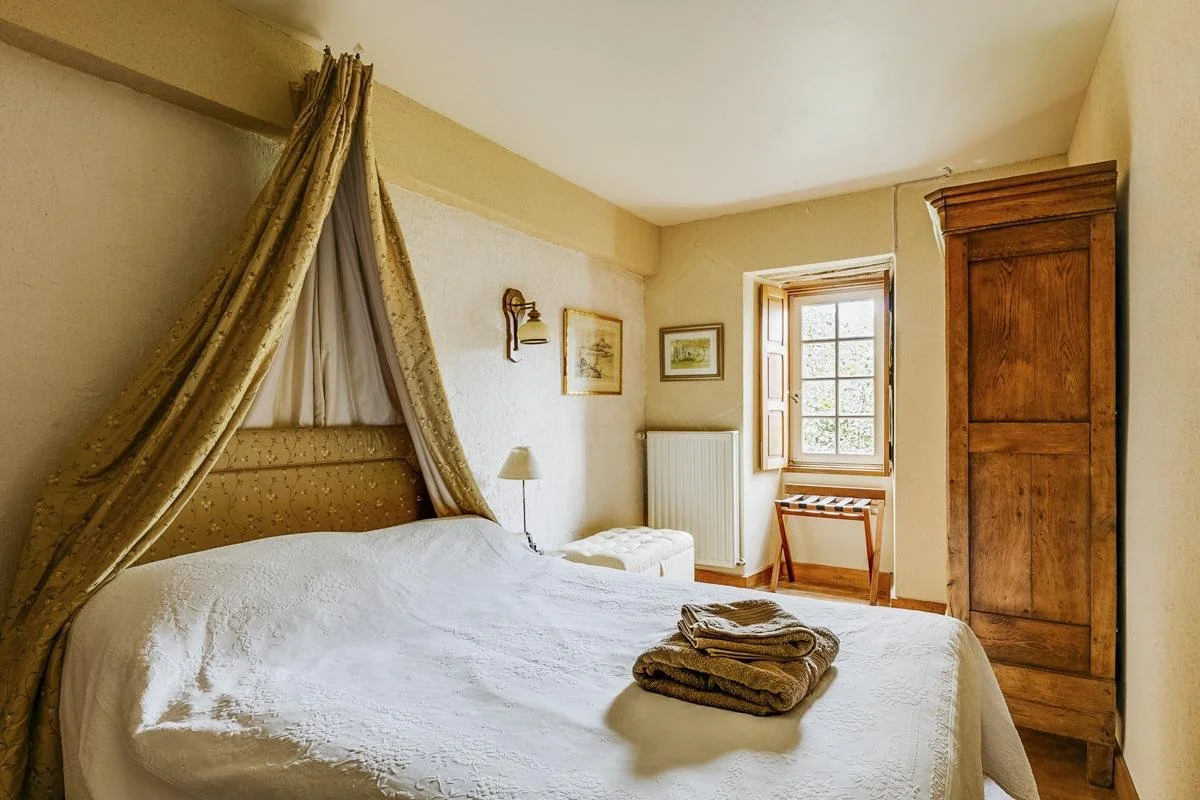 15d Priory Yellow bedroom.jpg