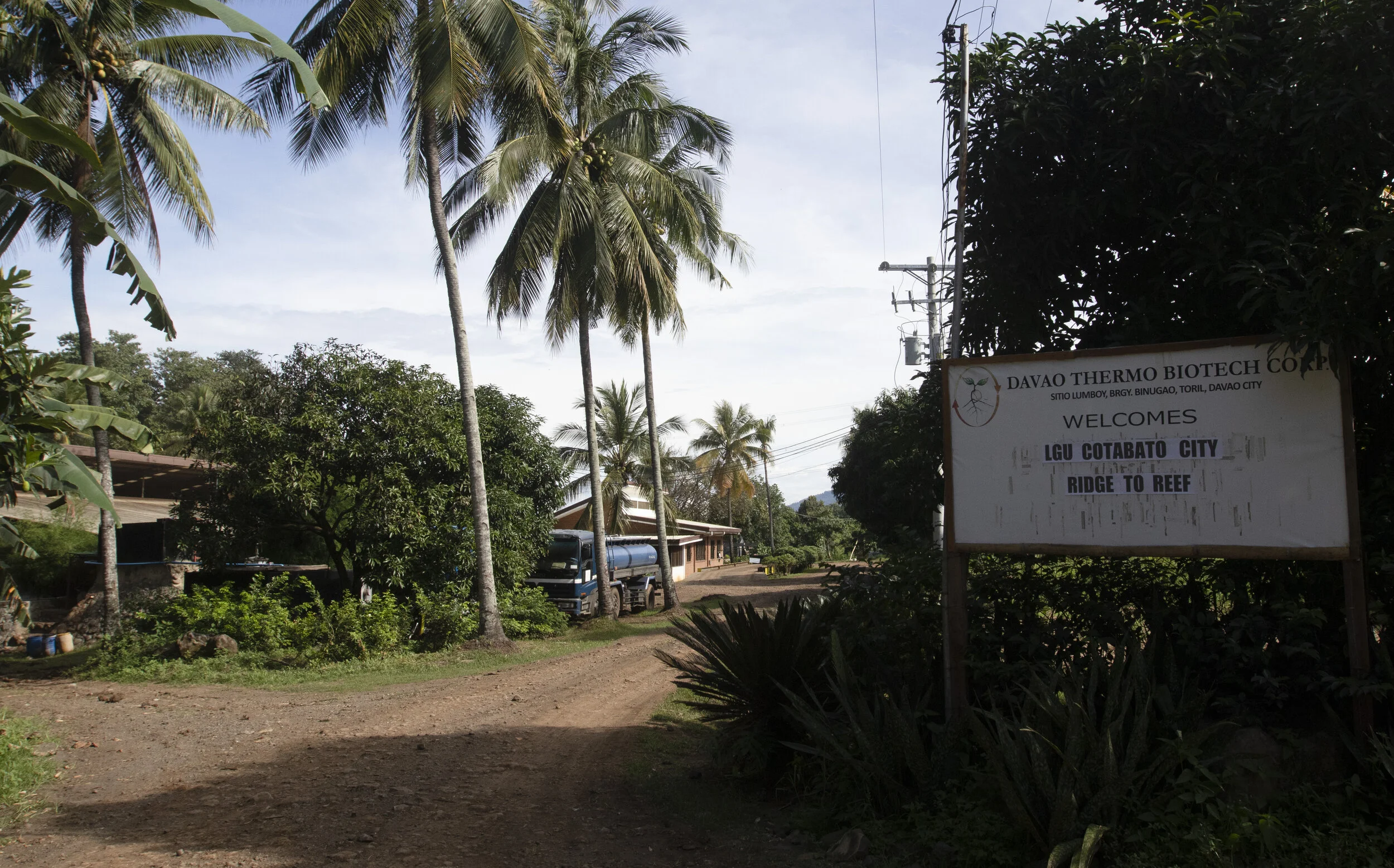 The sign welcoming guests to the plant