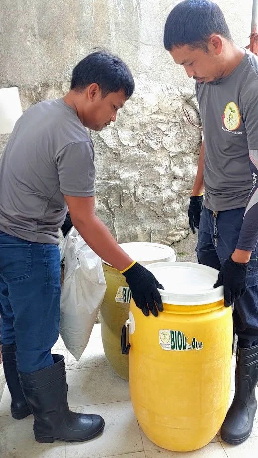 Our clients receive standardized 60-L drums for the clean and safe storage of their biodegradable wastes.