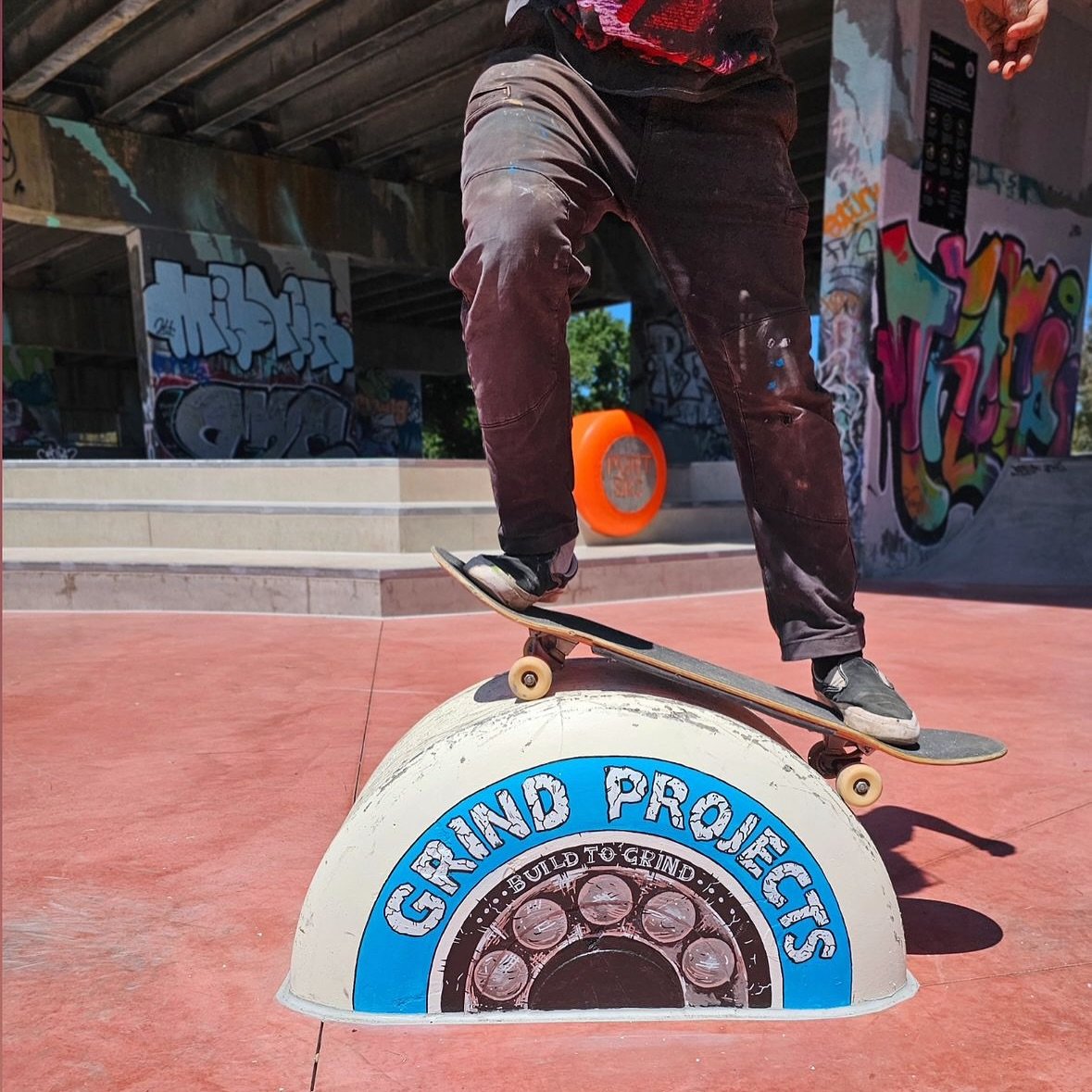 The finishing touches have been done and the new Port Melbourne Skatepark is OPEN!!!

Killer artwork by @subterranean_denizen on the original concrete wheels from the old park (that no one knew were skateboard wheels 😆) No doubt about it now! 👊 

@