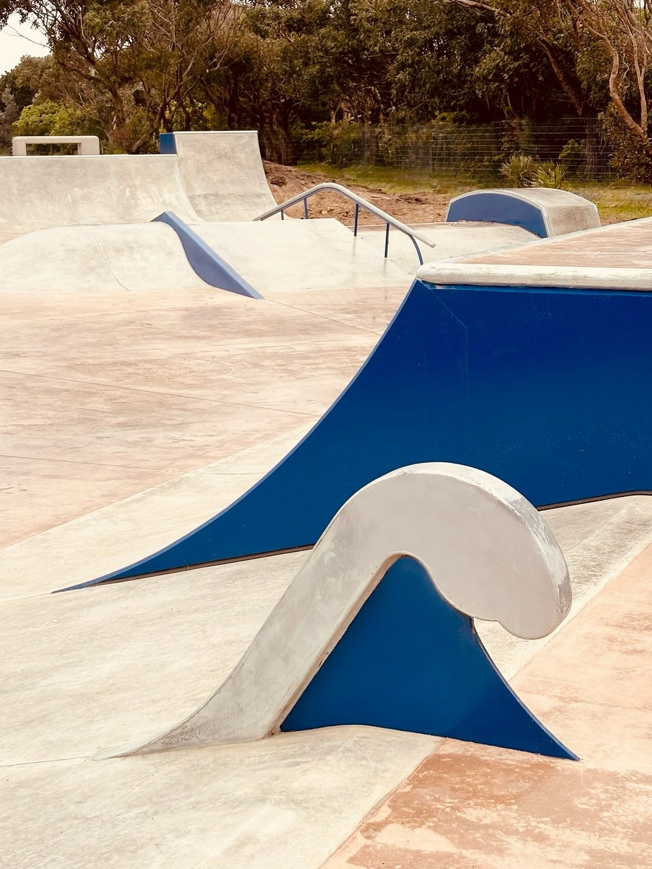 @droverprojects have finished up at Merimbula and the skatepark is ready to roll ๐น ๐ ๐ ๐ค 
Still some landscaping to go around the edges, but fences are open so get down there and have some fun! 
Thanks to Bega Valley Shire Council for inviting