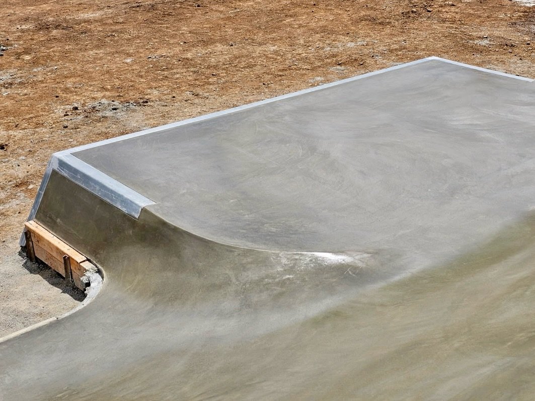 A thing of beauty&hellip; 

Amazing execution and finish by @grindprojects out at Romsey 👊👊👊 

See my last post for the history behind this one!

#romseyskatepark #skatepark #skateparkdesign #lancefieldromseylions #macedonranges