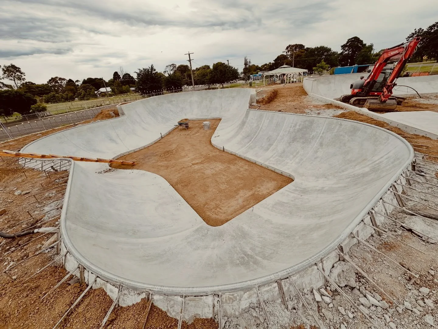 Last site inspection at Romsey for 2025 and things are progressing nicely! 

Great work by the crew at @grindprojects for the skatepark construction, Kyle at @creativesparksprojects for the artwork, and as always, thank you to the Lancefield/Romsey L
