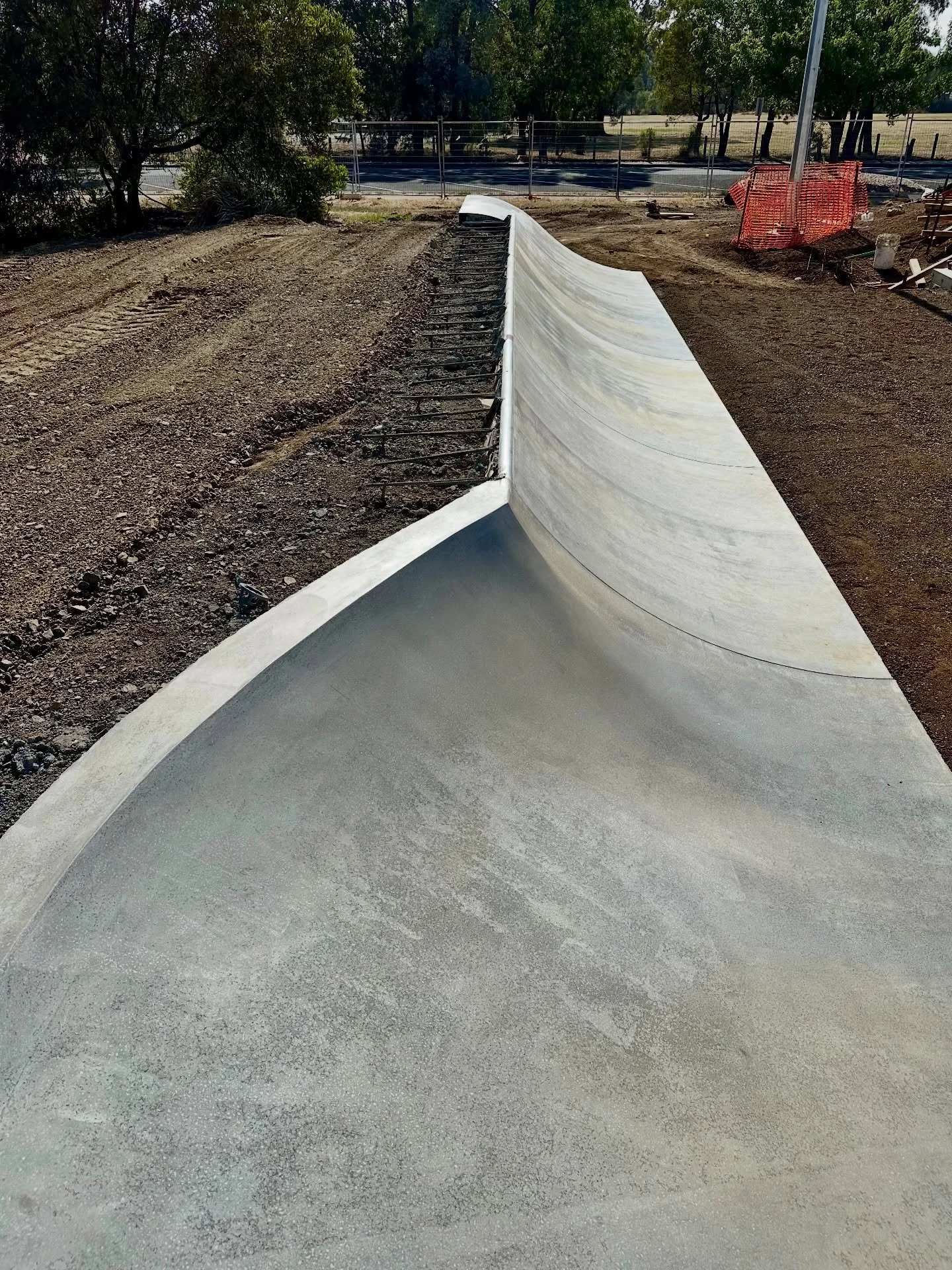 Romsey Skatepark progressing nicely&hellip; Lights are in and the new kerb profile is looking 🤌 

#romseyskatepark #skatepark #skateparkdesign #lancefieldromseylions #macedonranges