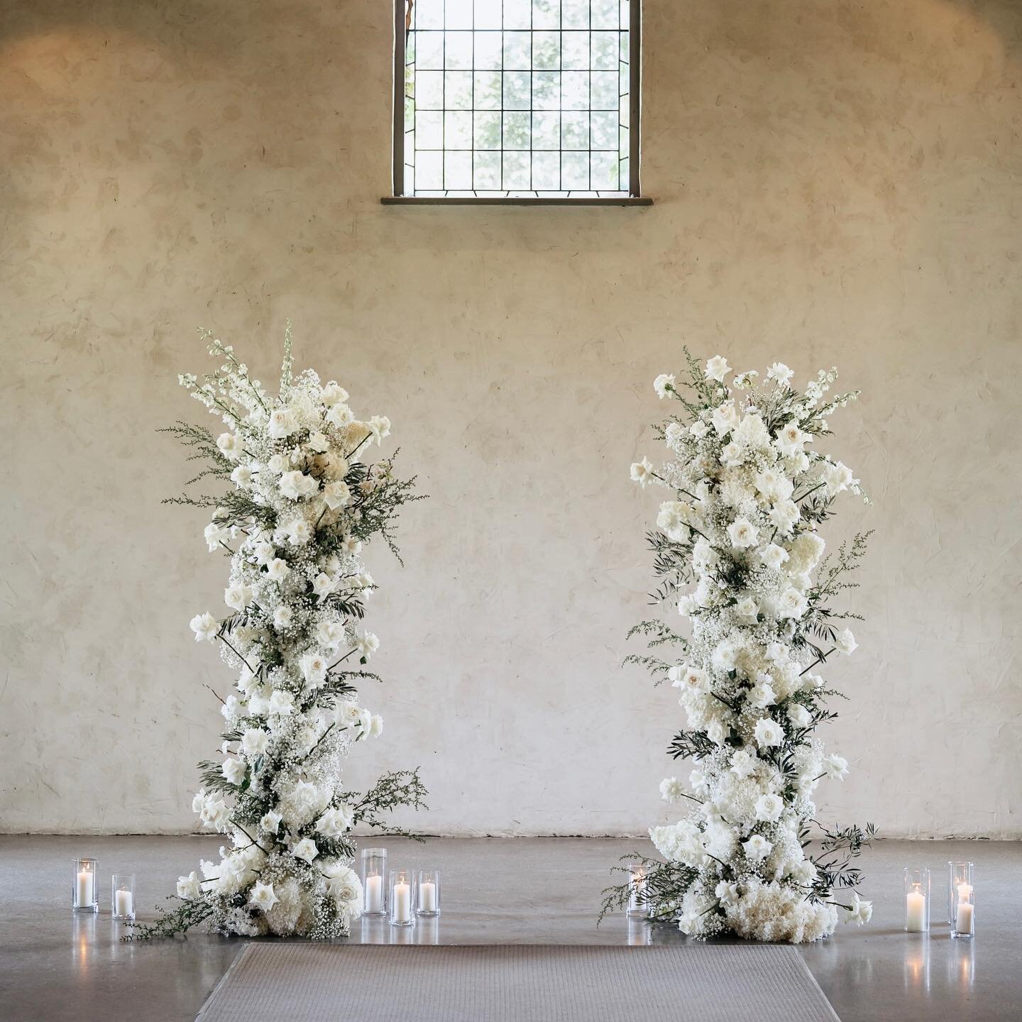 Holly &amp; Jesse | Stunning classic florals of white and green

Captured by @kaylamareephotography 
~
~
~
Cake design - @yarravalleycakecompanyweddings 

#weddingflowers #weddinginstallation #ceremonyflorals #yarravalleyweddings #melbournewedding #s