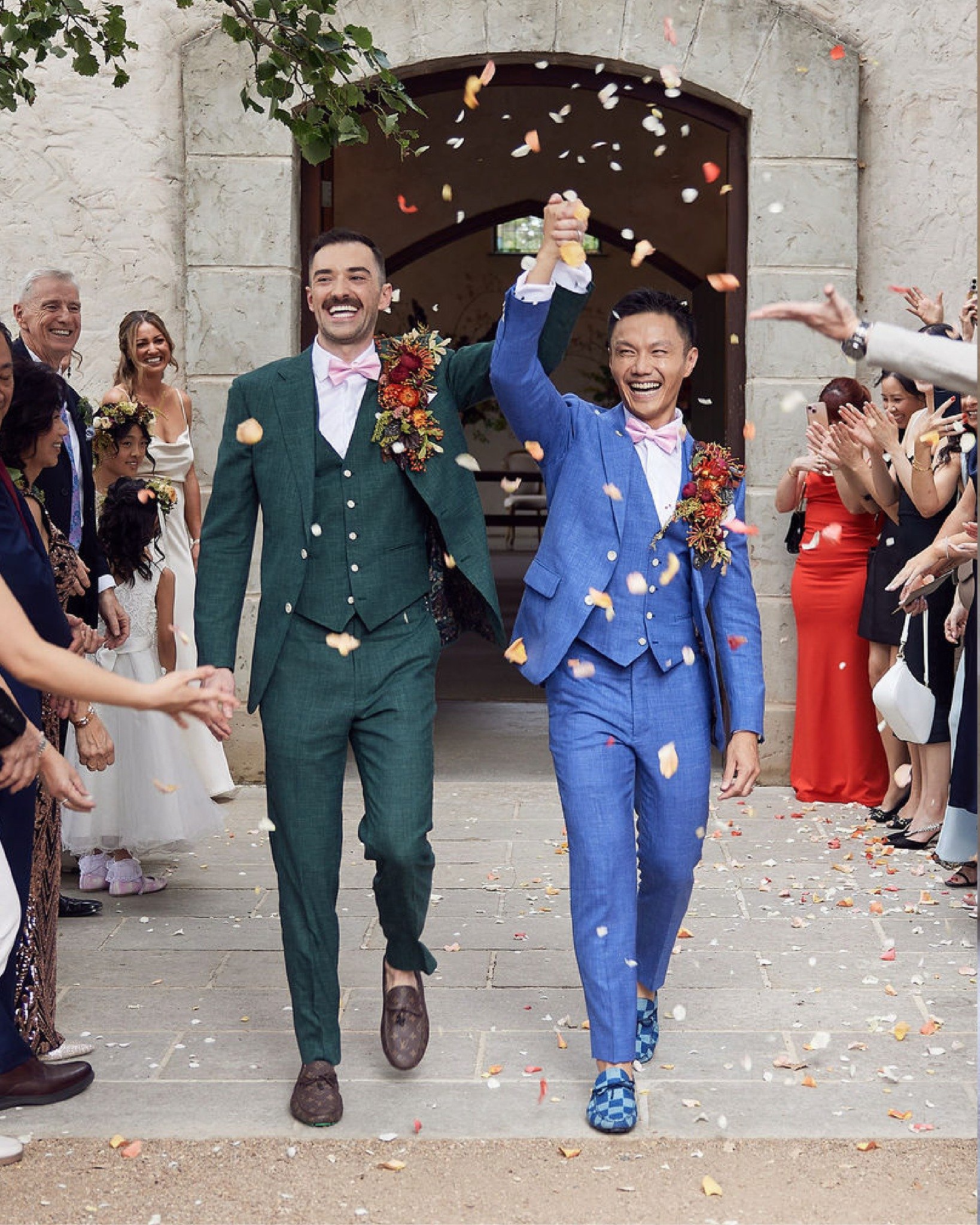 Boon and James chose bespoke lapel corsages by @theprovidorestyling, perfectly complementing the stunning chapel urns for a beautifully styled celebration.

Gorgeously captured by @lostinlove_photography