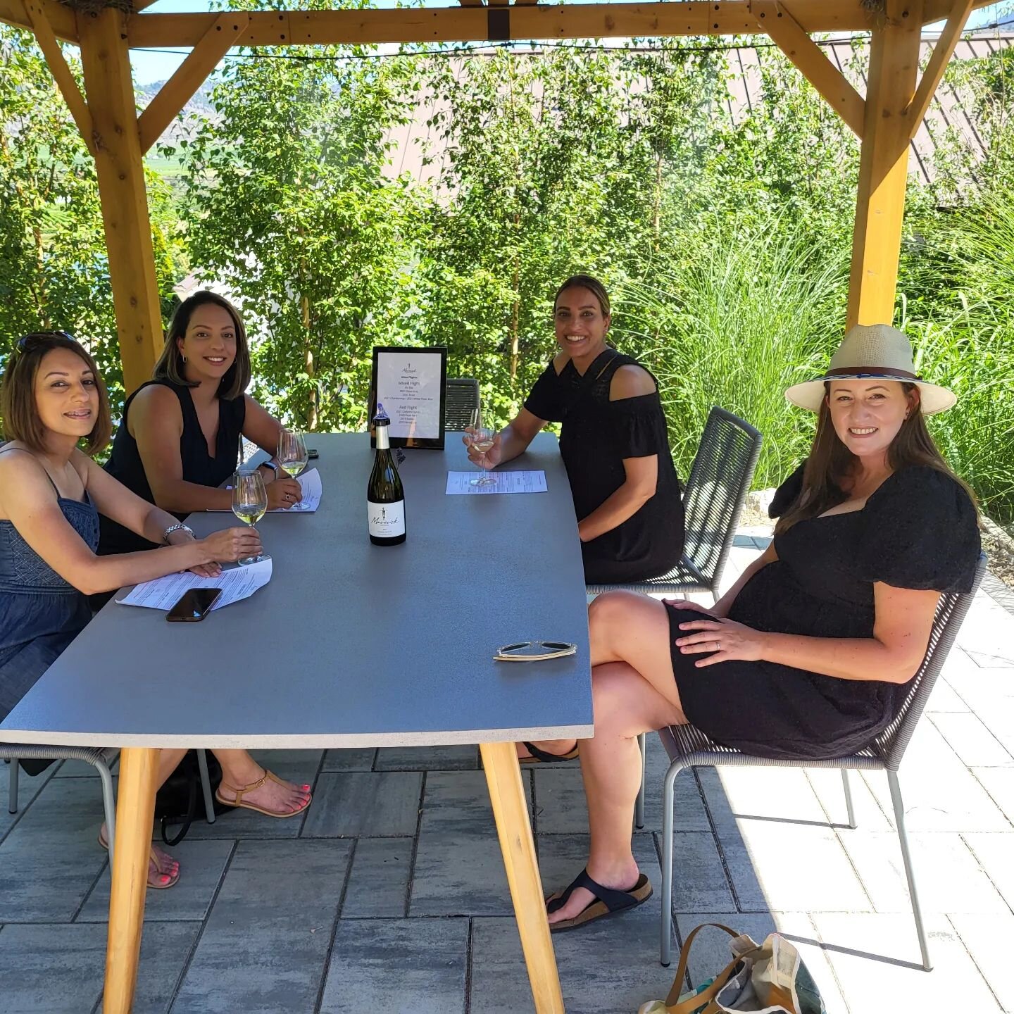 Great patio session with these lovely ladies. So greatful I could be a part of their day. Feeling quite blessed in wine country. Thanks for the wonderful tasting @maverick.winery 
#patiosession #patiovibes #hotsummerday #sistersandwine #winetour #uni