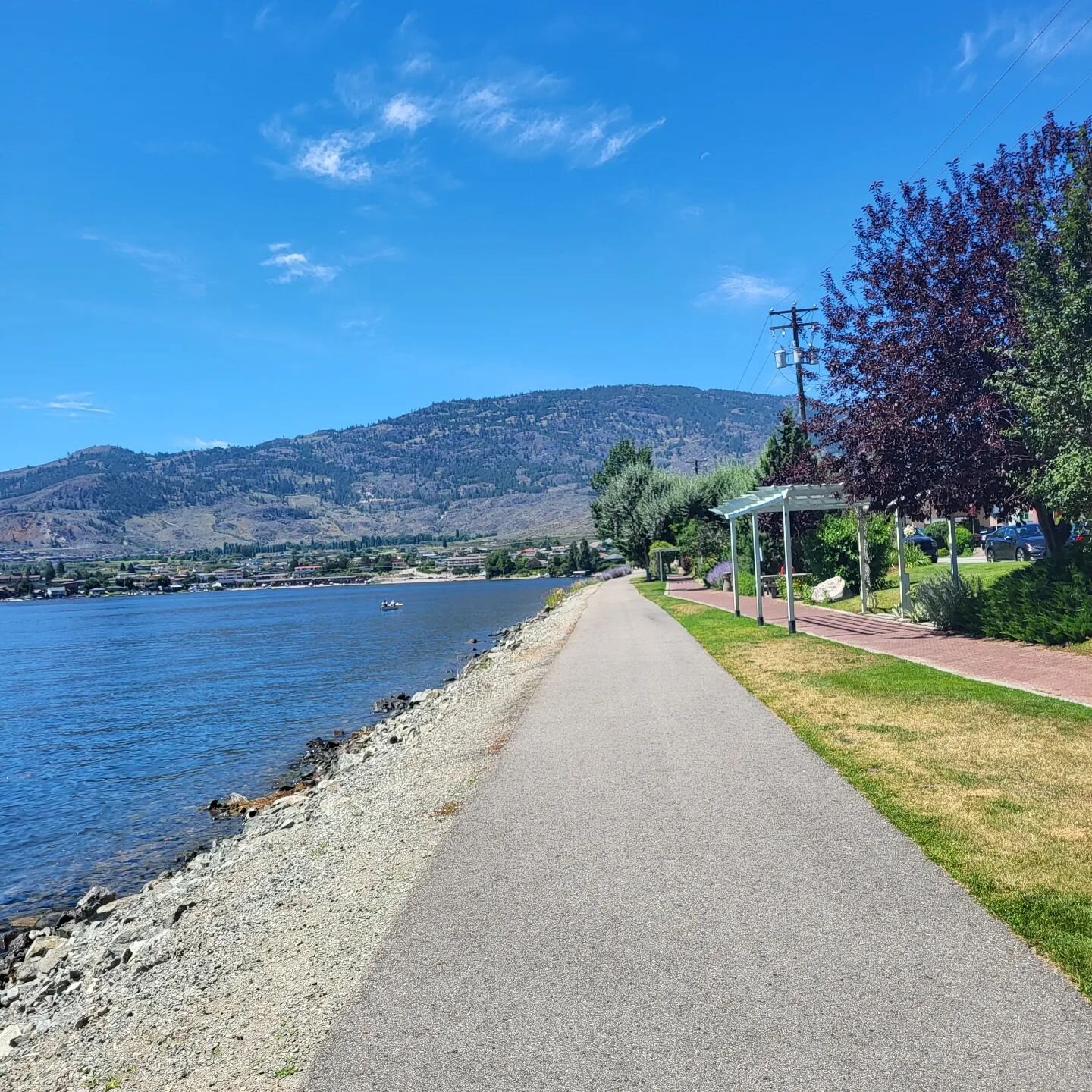 What a great place to be 😎
#osoyooslake #osoyoosbc #boardwalk #sandybeach #warmestlakeincanada #uniqueblendtours #uniqueexperience #customtours #winetours #wineguide #boutique #boutiquetours