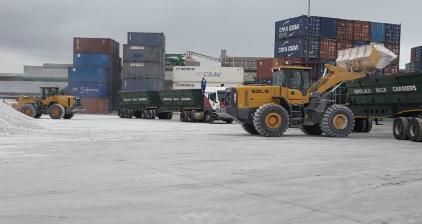 SDLG WHEEL LOADER, LOADING BULK TRUCKS