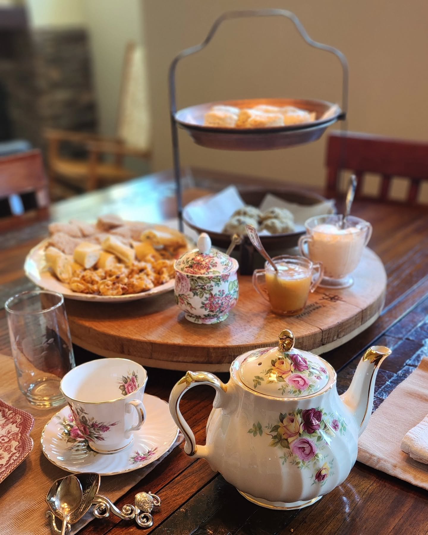 We celebrated our wedding anniversary this weekend with a full tea! ☕️ 

♡Homemade peach sorbet
♡Macadamia Lime Scones  with Devonshire Cream and lemon curd
♡BBQ chicken sandwiches 
♡Raddish &amp; Carrot rollups 
♡Sundried Tomato Cheese  Puffs
All se