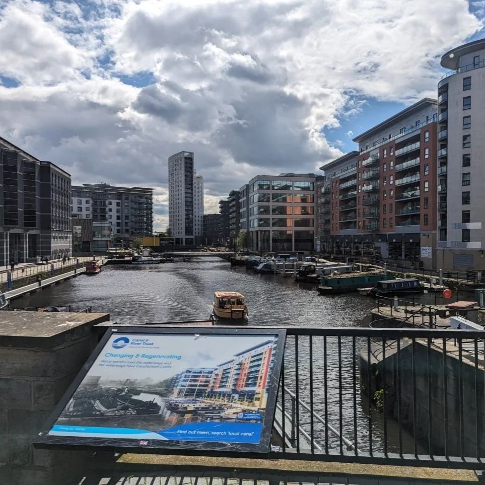 Lovely little lunchtime Wellness Walk today as part of Be Healthy Week, in conjunction with the Santander Work Caf&eacute; in Leeds.

We got down to the docks near the Royal Armouries which was eeiriely quiet. 

It wasn't a huge group today (the quie