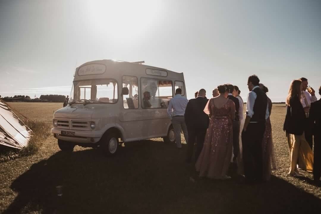 Golden Hour + Ice Cream = Heaven ❤️ Who would you share yours with?
.

 #vintageicecreamvan #cheshirebride #liverpoolbride #northwaleswedding #vintagelove #engaged  #2025bride  #shropshirebride #ukwedding #northwestwedding #tnorthernbride #vintagelif