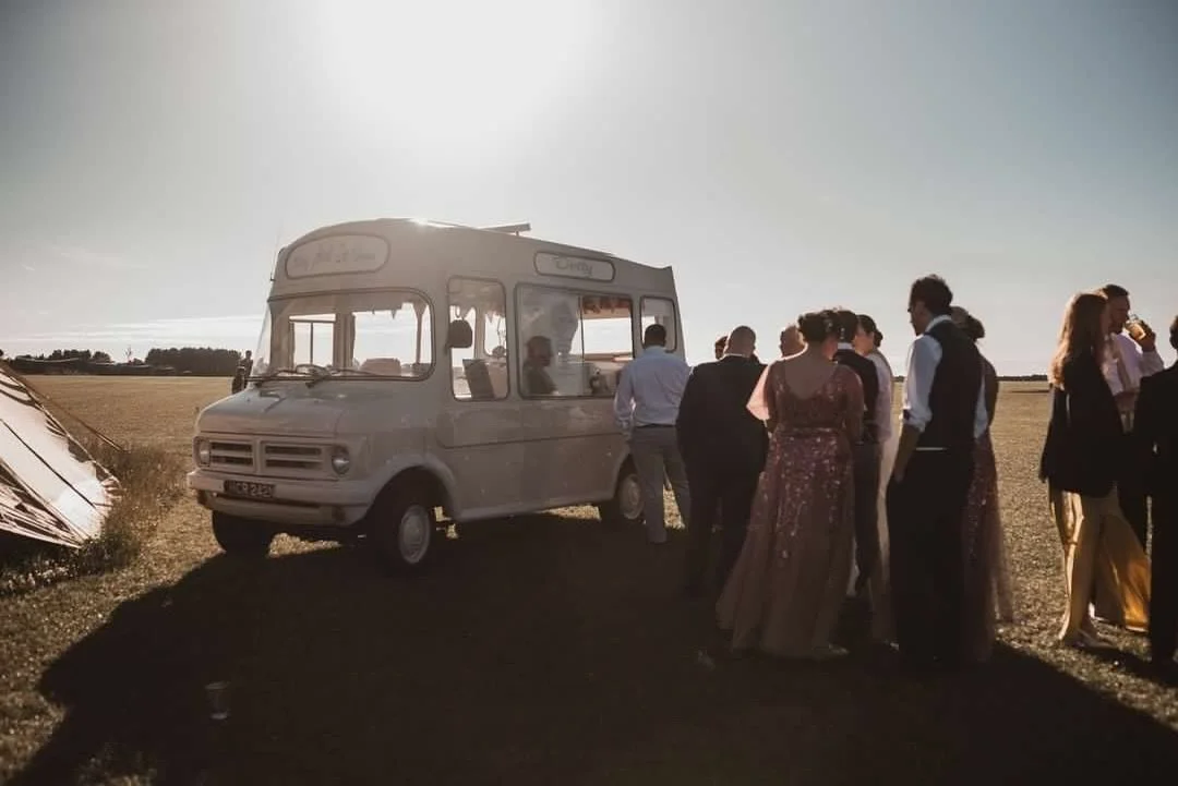 Golden Hour + Ice Cream = Heaven ❤️ Who would you share yours with?
.

 #vintageicecreamvan #cheshirebride #liverpoolbride #northwaleswedding #vintagelove #engaged  #2025bride  #shropshirebride #ukwedding #northwestwedding #tnorthernbride #vintagelif