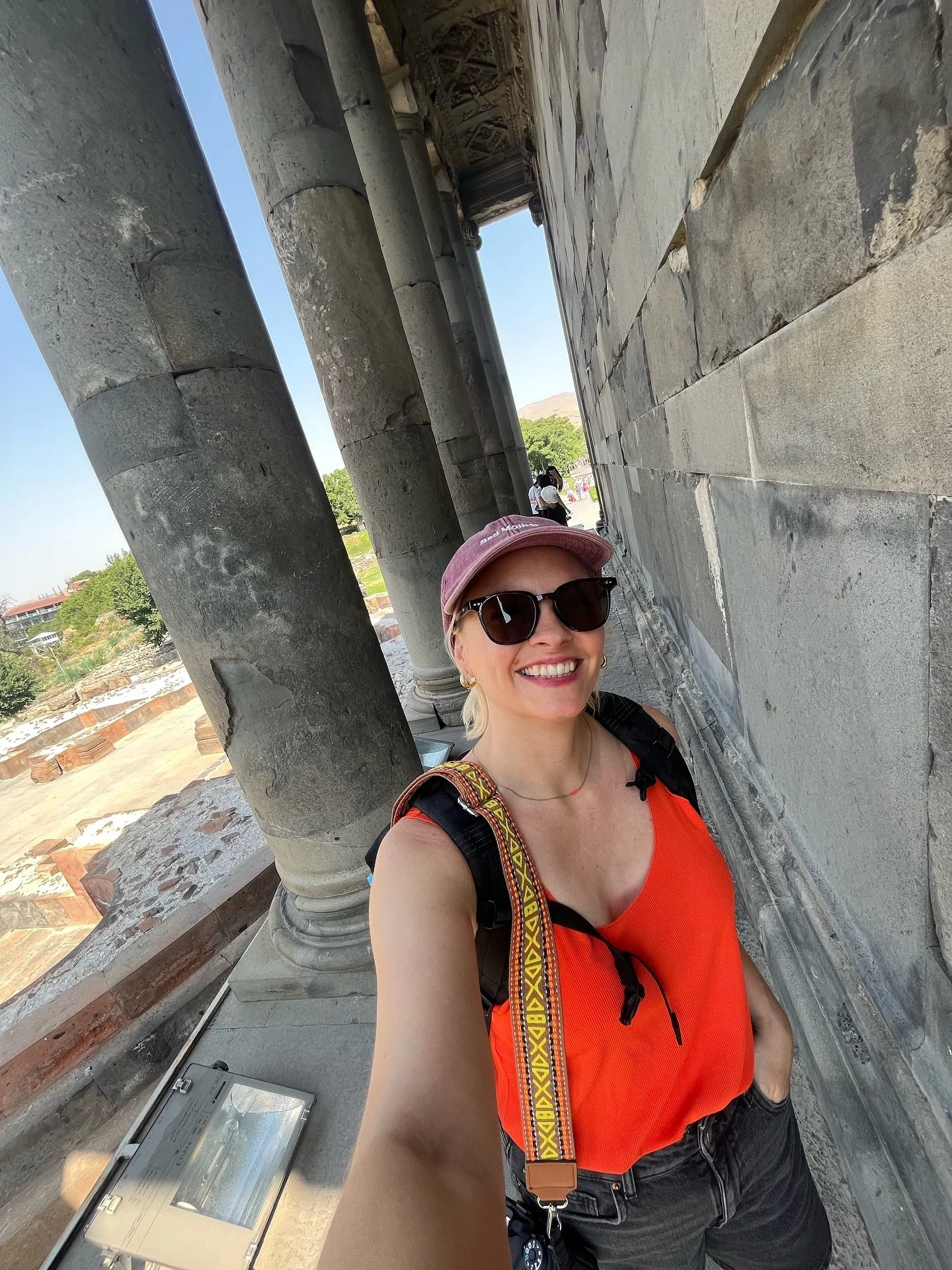 Բարեւ Yerevan! Добрый день aus Armenien! 🇦🇲
Die Luft steht, die Kleidung klebt – Yerevan brütet bei 40 Grad! 🔥 Ich bin auf einer besonderen Mission in der Stadt: Als Gastdozentin darf ich Teil eines deutsch-armenischen Medienprogramms