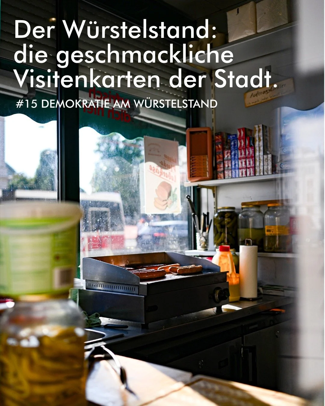 Was macht die Wiener Würstelstand Kultur eigentlich so besonders?
Was auf den ersten Blick wie ein einfacher Imbiss wirkt, entpuppt sich bei näherem Hinsehen als sozialer Mikrokosmos – ein Ort, der die typische Wiener Alltagskultur ve