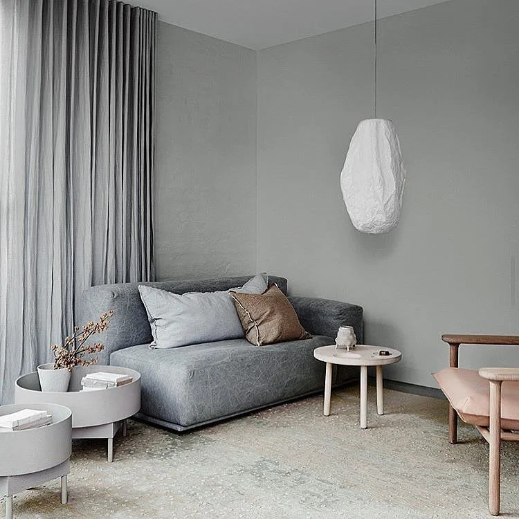 WALL COLOUR ~
Obsessed with this wall colour by @duluxaus called &lsquo;Spanish Olive&rsquo;. 
A beautiful neutral grey that can work with other colour tones and texture. 
LOVE how this space is styled. A soft colour palette which makes this space ve