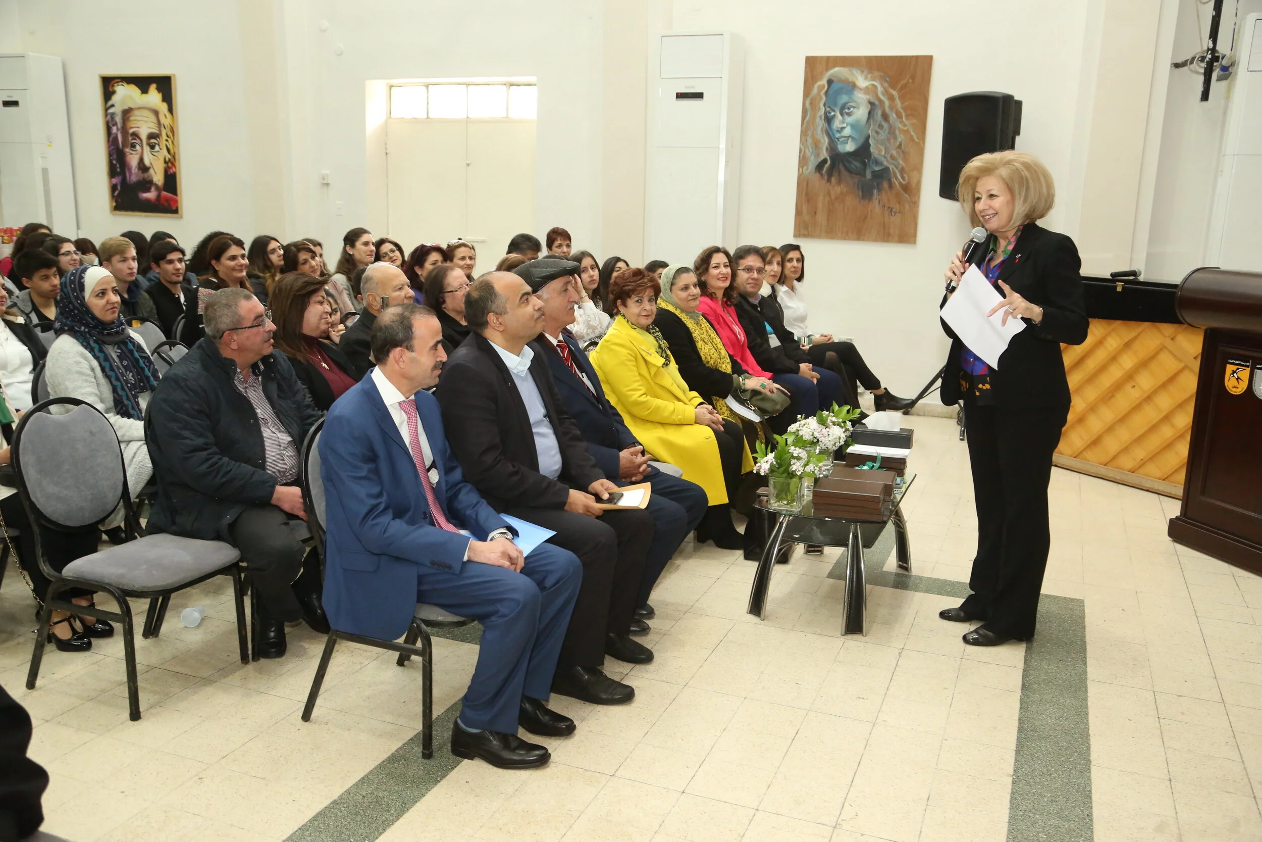                                                                                ترحيب المديرة العامة بالضيوف