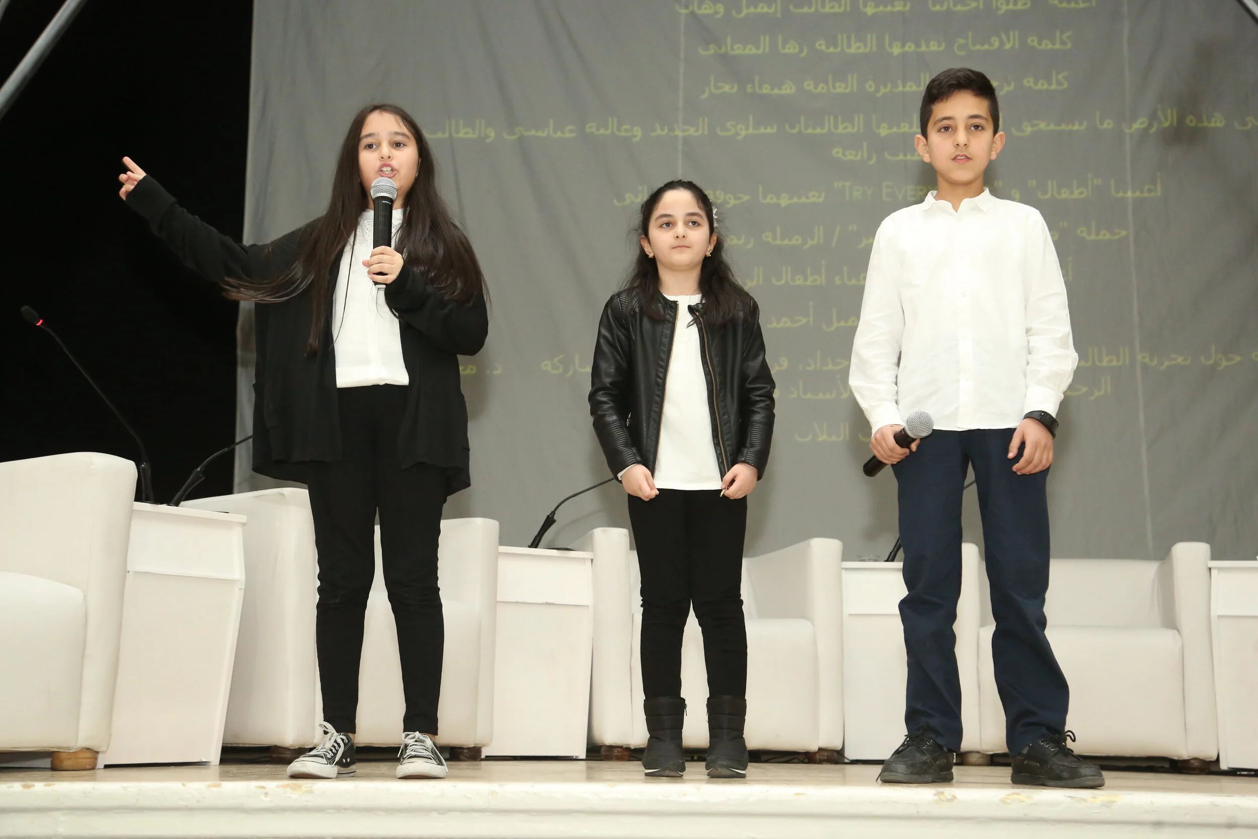 الطالبتان غالية عباسي وسلوى الحديد والطالب وهيب رابعة وقصيدة  على هذه الأرض ما يستحق الحياة