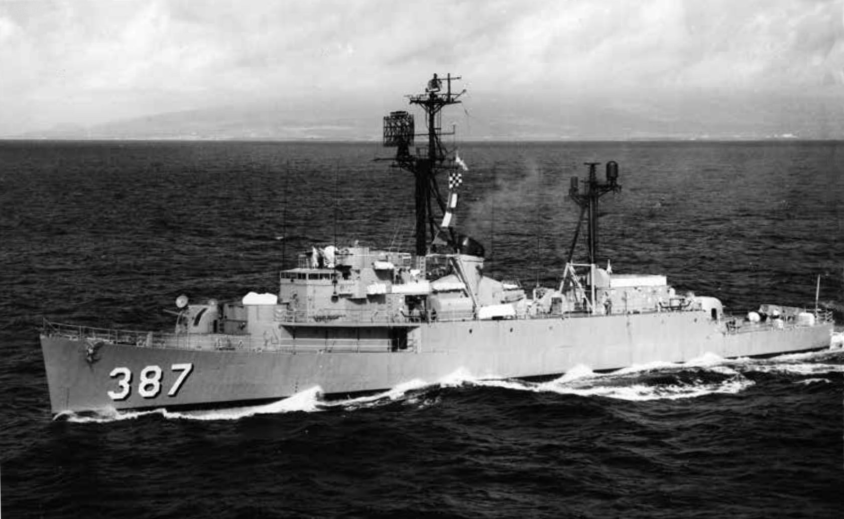 VANCE after being converted to a Radar Picket Destroyer Escort, November 1967. 