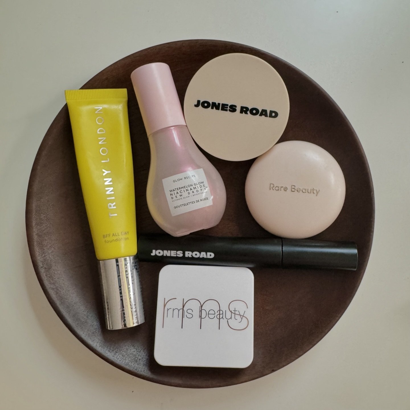 What I&rsquo;ve packed for overnight in Killarney (this one&rsquo;s for work). Keeping the makeup simple but professional. 

@glowrecipe Dew Drops
@trinnylondon BFF Foundation in Kelt
@rarebeauty Blush in Cheer
@rmsbeauty ReDimension Hydra Bronzer in